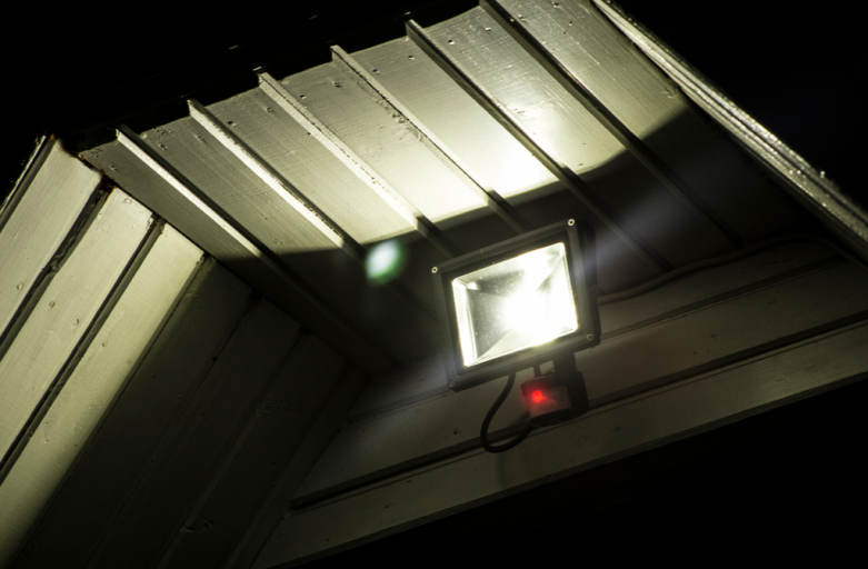 Projecteur extérieur LED : la nuit ne vous arrêtera pas